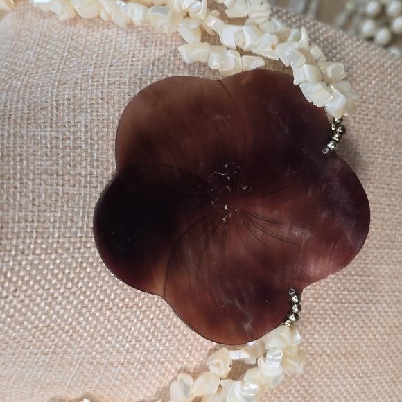 Mother of pearl large round carved Flower Pendant. - Picture 2 of 8